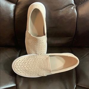 Vionic women’s perforated slip on Sz 8